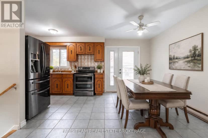 214 Leslie Street — photo 4 of 21