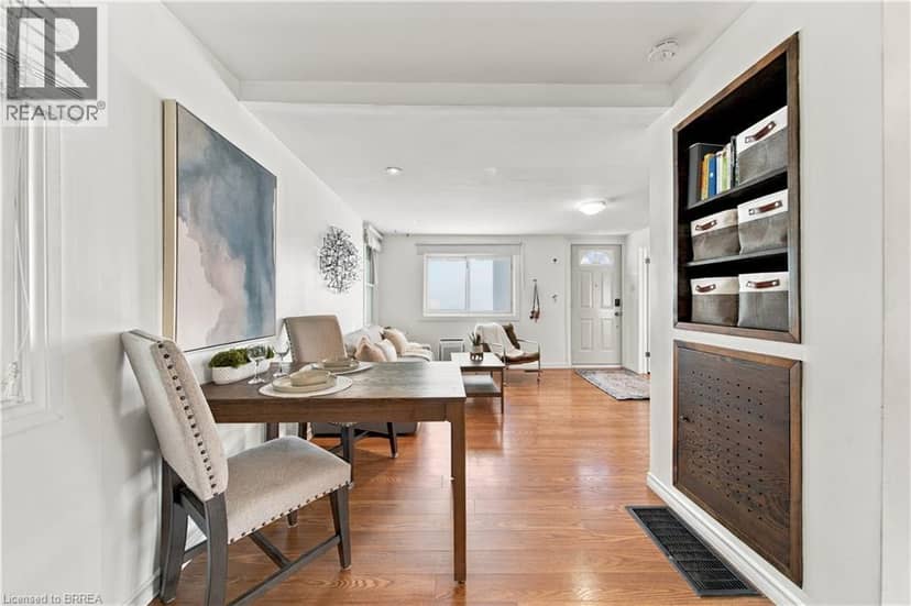 98 DUNDAS Street W — photo 10 of 35