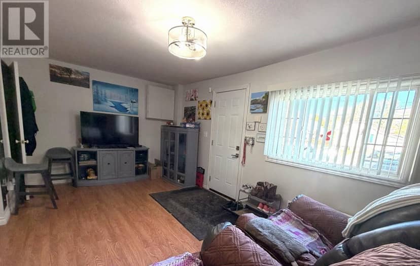 24 Pardee AVE — photo 11 of 22
