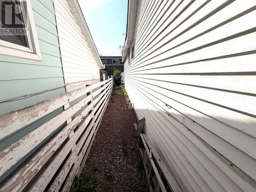 24 Pardee AVE — photo 6 of 22