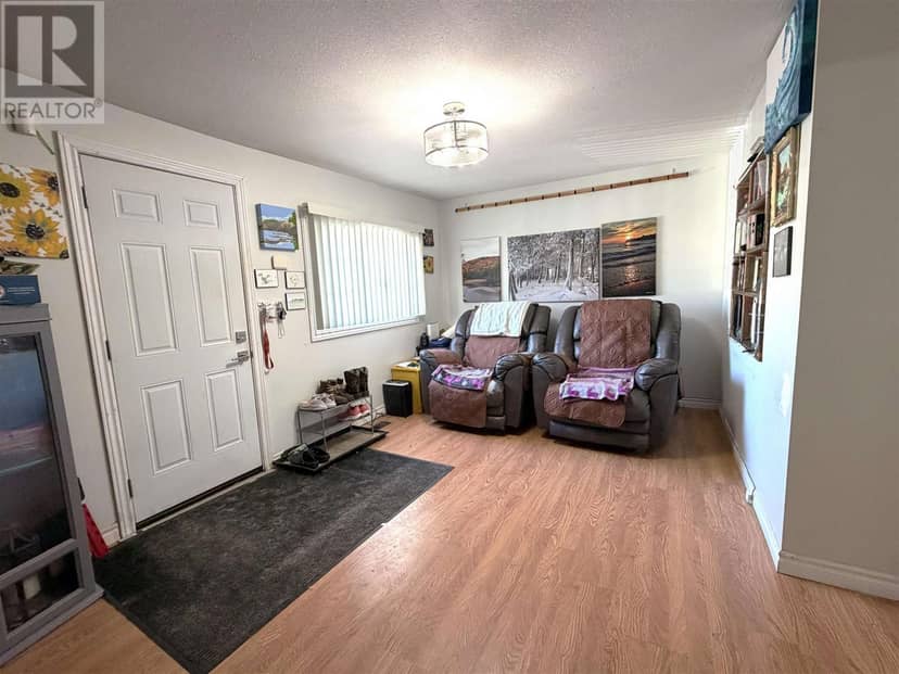 24 Pardee AVE — photo 8 of 22