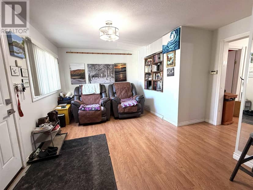 24 Pardee AVE — photo 9 of 22