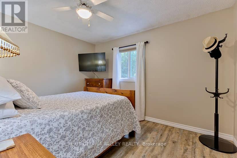 39 Creek Street — photo 11 of 40