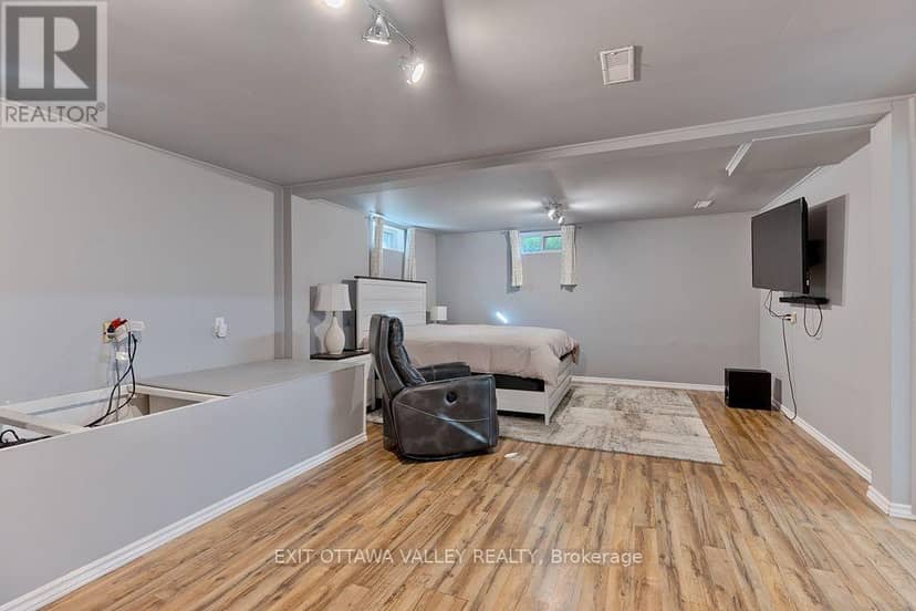 39 Creek Street — photo 17 of 40