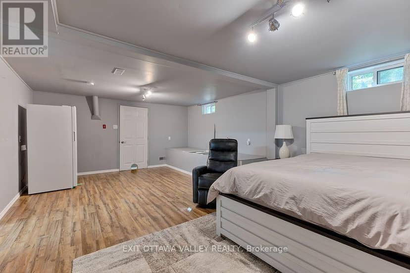 39 Creek Street — photo 18 of 40