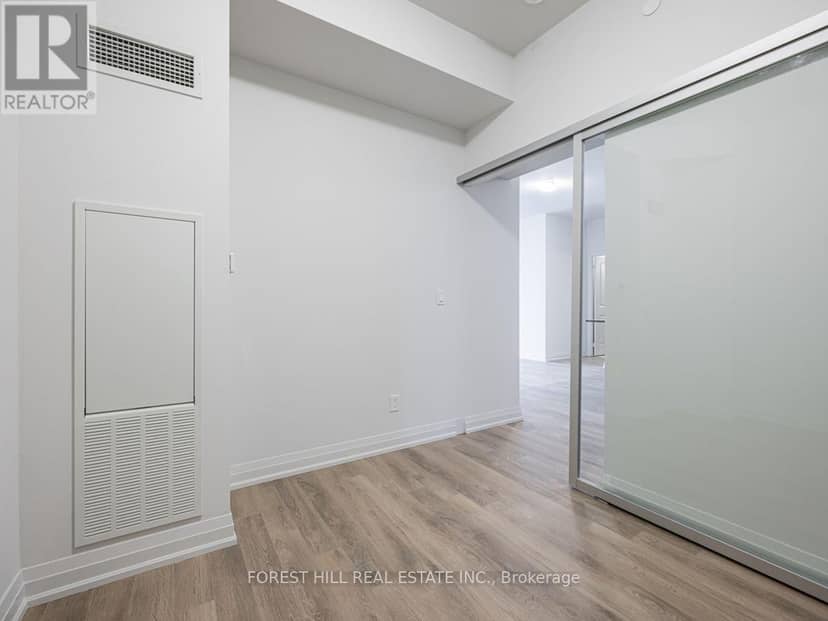 401 - 10 Meadowglen Place — photo 19 of 24