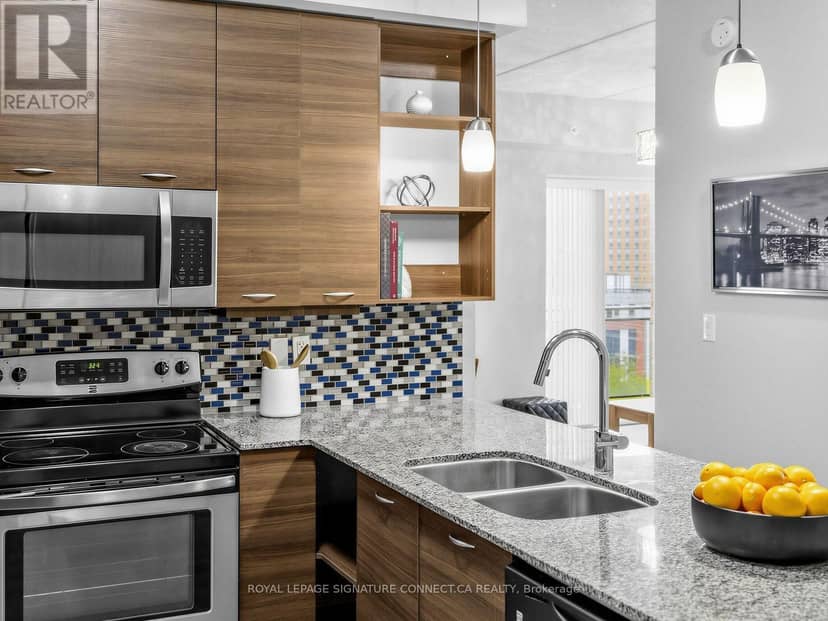 602 - 318 Spruce Street — photo 7 of 27
