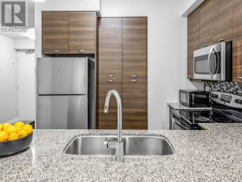 602 - 318 Spruce Street — photo 9 of 27