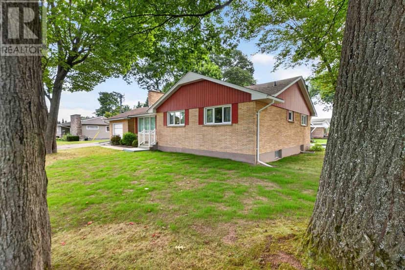 6 Pinemore BLVD — photo 2 of 40