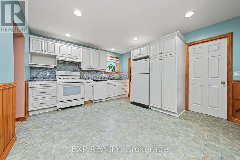 455 Simcoe Street — photo 16 of 39