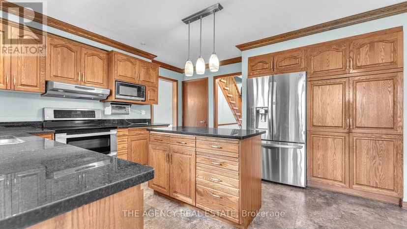 32 Glenview Crescent — photo 11 of 40