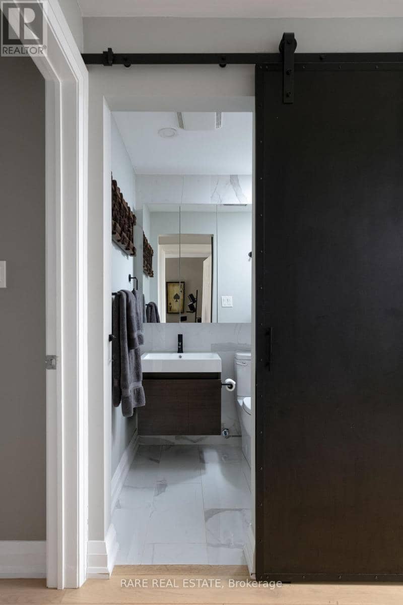 21 - 11 Niagara Street — photo 17 of 29