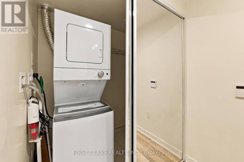 401 - 238 Simcoe Street, Toronto, photo 4