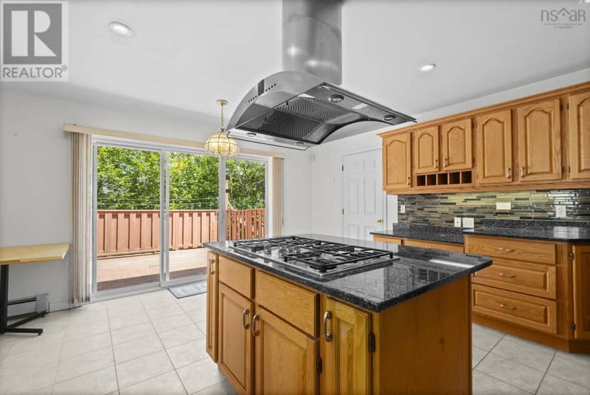 152 Roxbury Crescent — photo 16 of 40