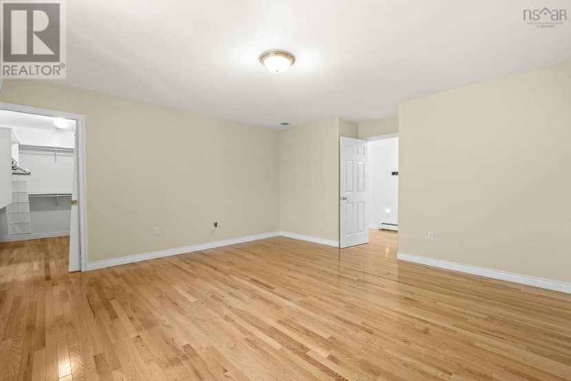 152 Roxbury Crescent — photo 28 of 40