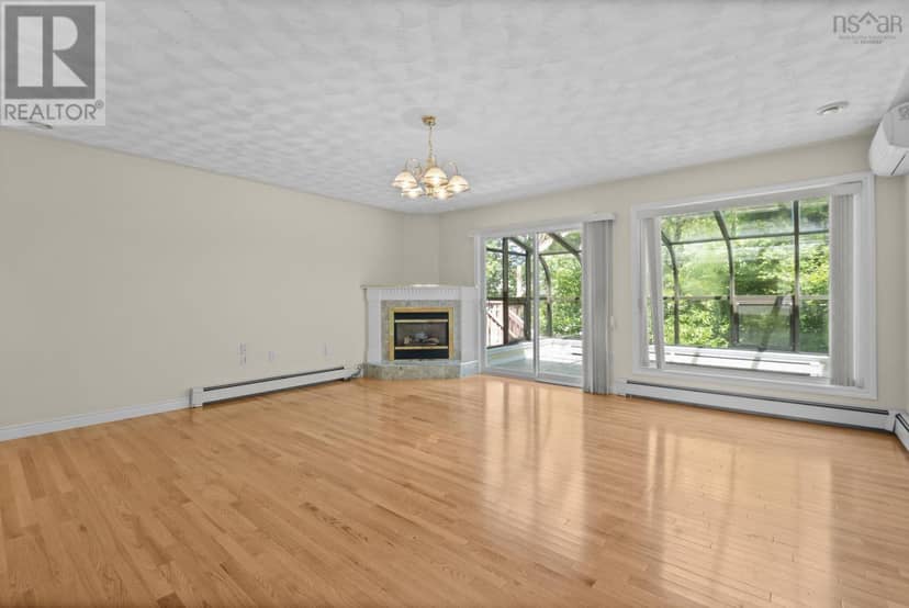152 Roxbury Crescent — photo 5 of 40