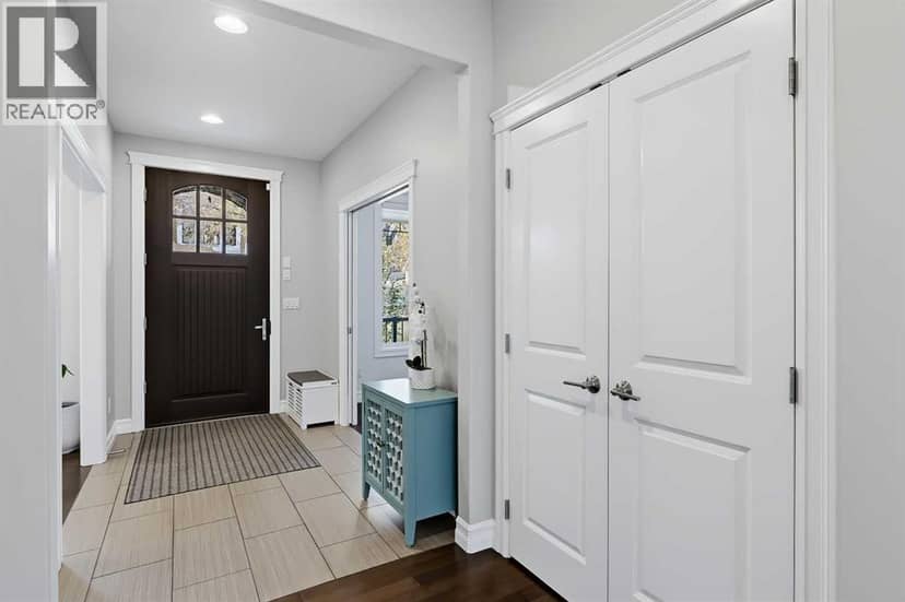2030 25 Street SW, Calgary, photo 2