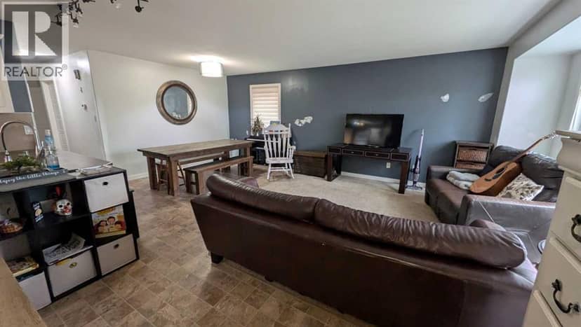 4421 74 Street, Camrose, photo 2