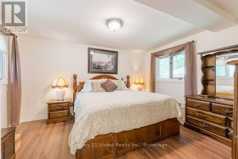 41 Hall Crescent — photo 15 of 40