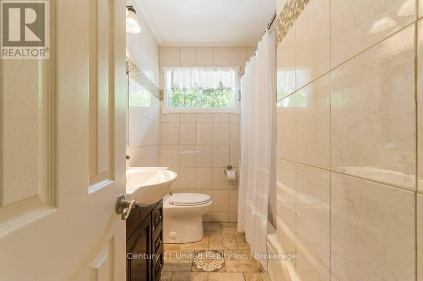 41 Hall Crescent — photo 19 of 40