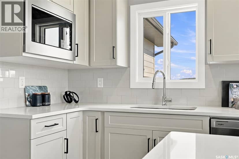 266 Kostiuk CRESCENT — photo 11 of 40