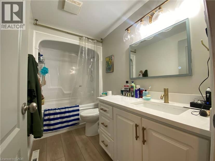 24 QUEENSLEA Drive — photo 9 of 17