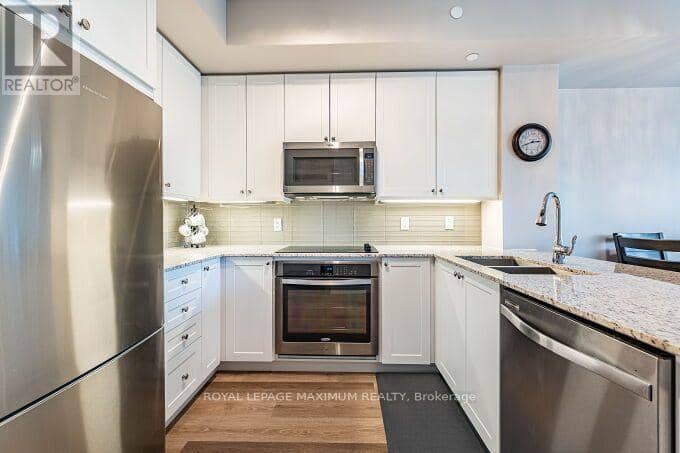 219B - 9600 Yonge Street — photo 23 of 40