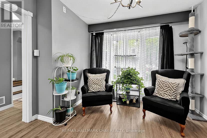 133 Daphne Crescent — photo 10 of 40