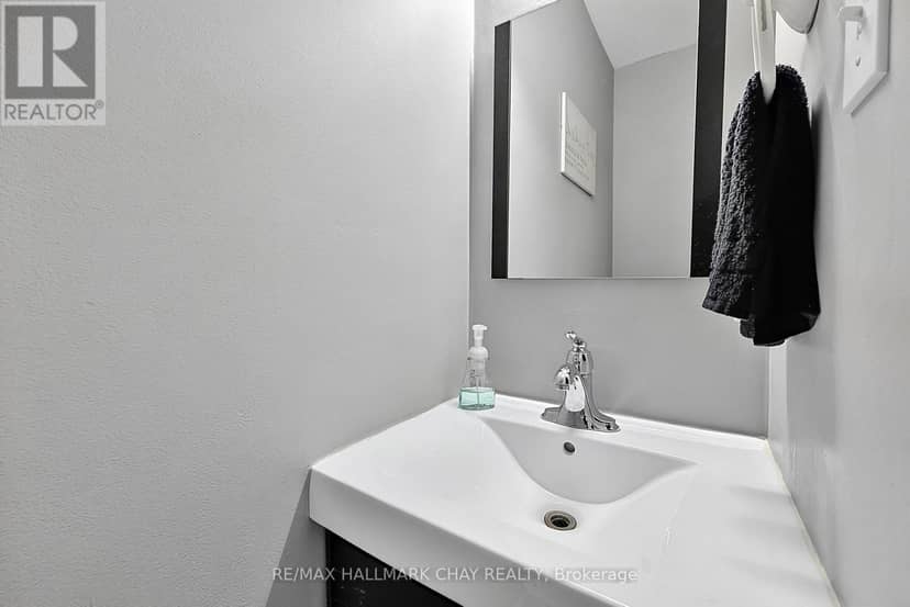 133 Daphne Crescent — photo 11 of 40