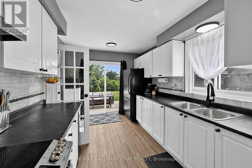 133 Daphne Crescent — photo 4 of 40