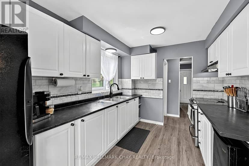133 Daphne Crescent — photo 5 of 40