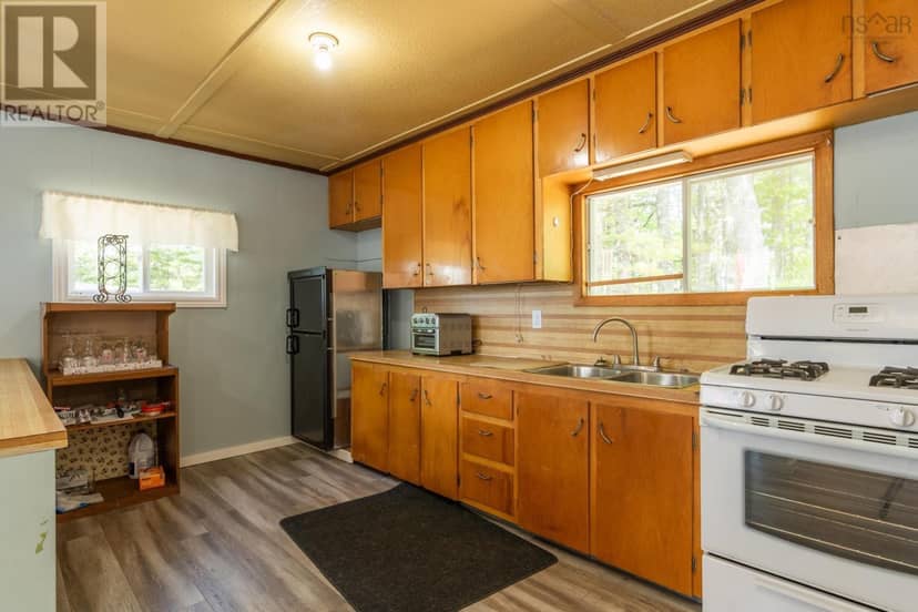 799 Coldstream Road — photo 8 of 35