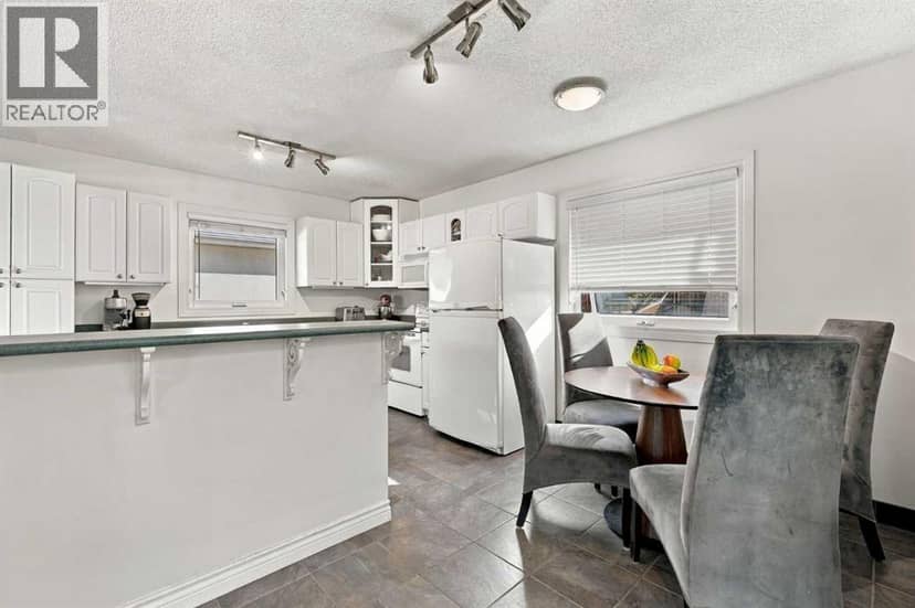 4011 25 Avenue SW — photo 13 of 40