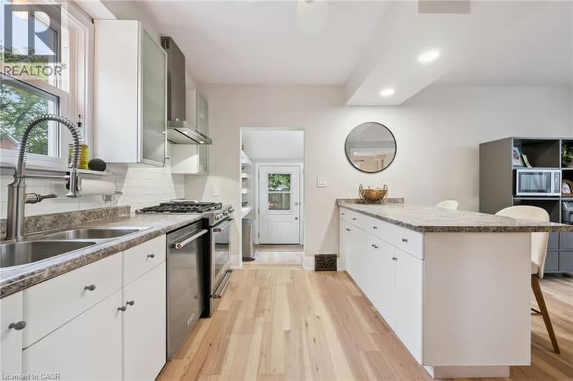 132 PERTH Street — photo 10 of 26