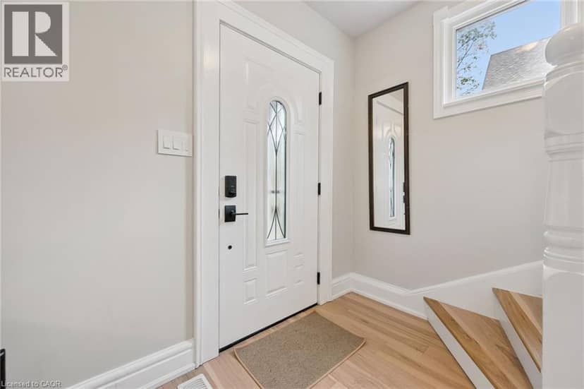 132 PERTH Street, Stratford, photo 2