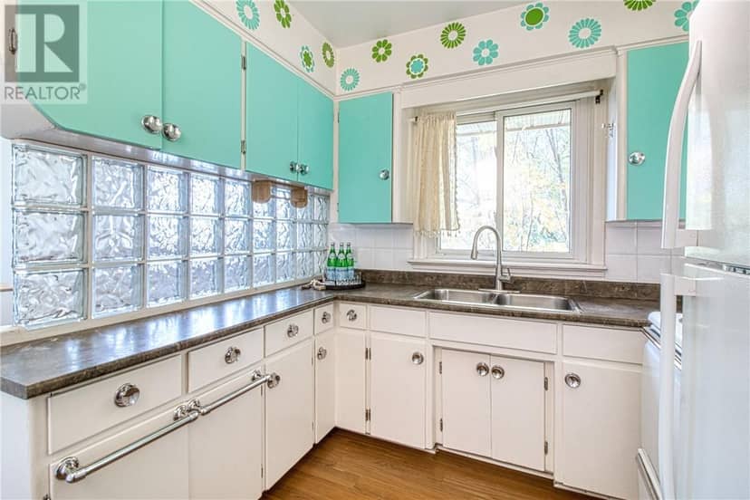 51 Mackenzie Street — photo 7 of 35
