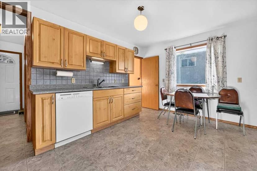 4339 70 Street NW — photo 13 of 40