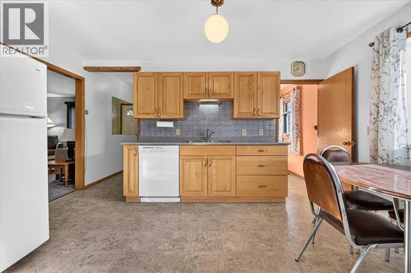 4339 70 Street NW — photo 14 of 40