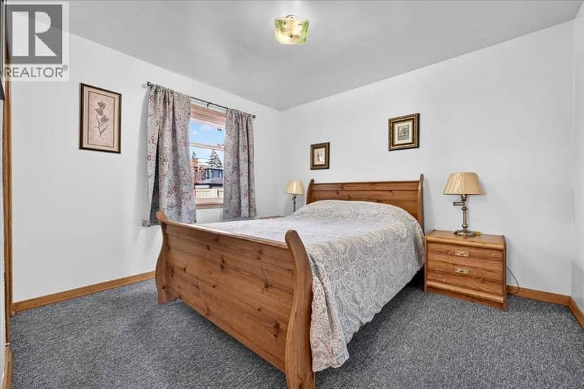 4339 70 Street NW — photo 32 of 40