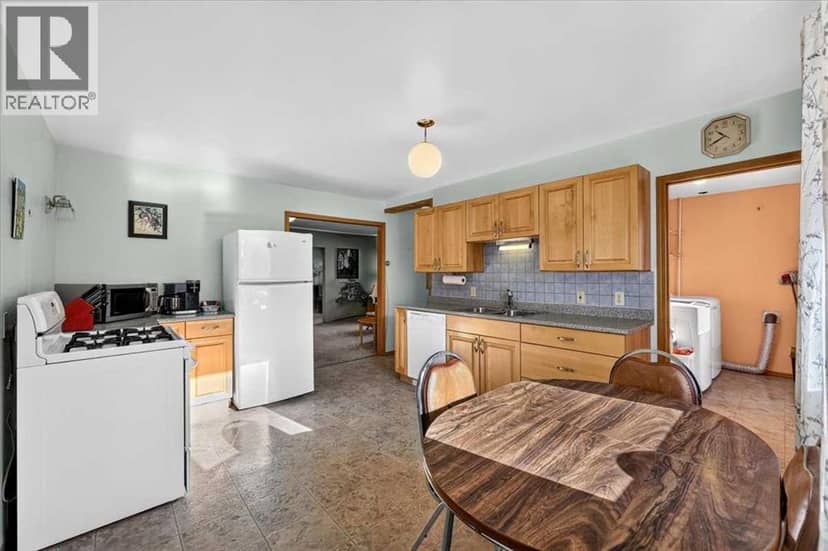 4339 70 Street NW — photo 12 of 40