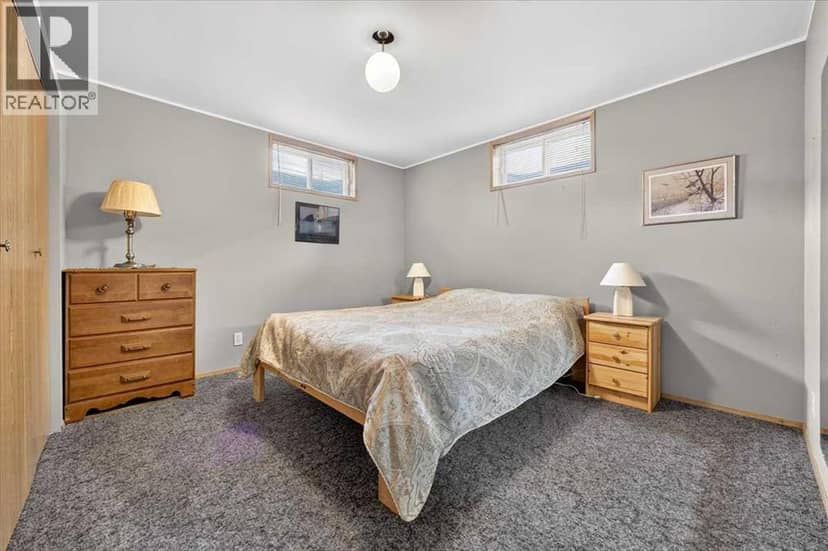 4339 70 Street NW — photo 39 of 40