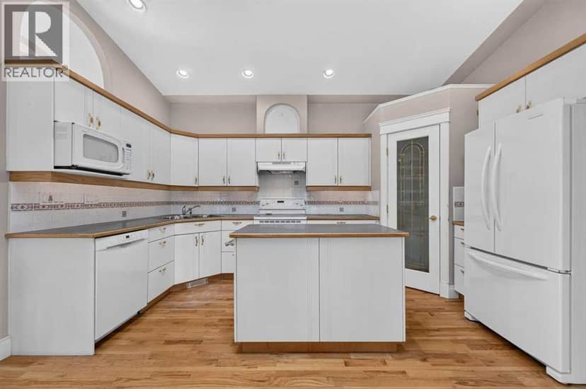 4418 20 Avenue NW — photo 15 of 40