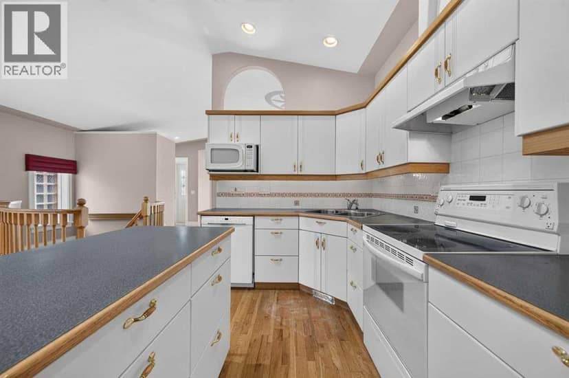 4418 20 Avenue NW — photo 21 of 40