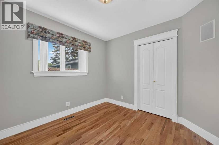 4418 20 Avenue NW — photo 31 of 40