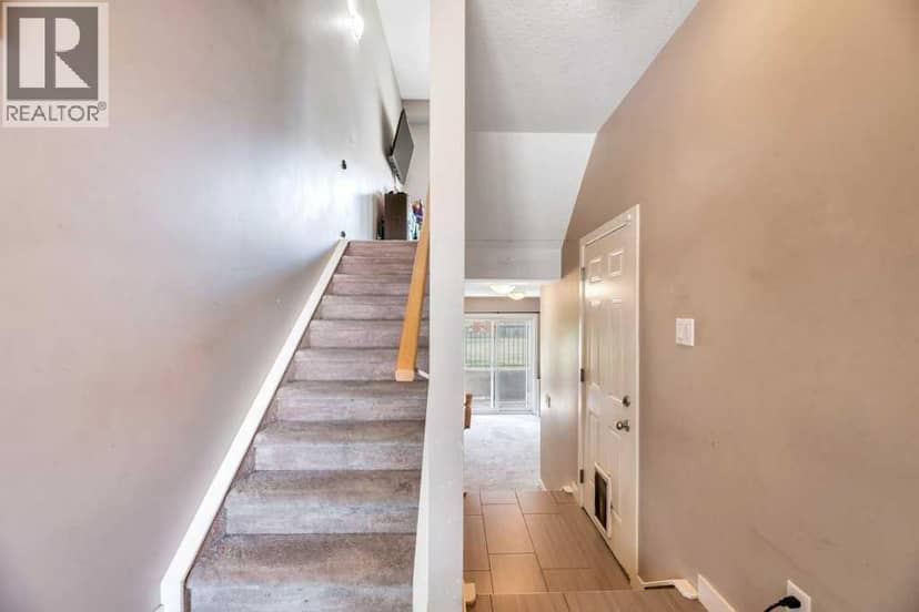 318 Strathcona Circle — photo 10 of 32