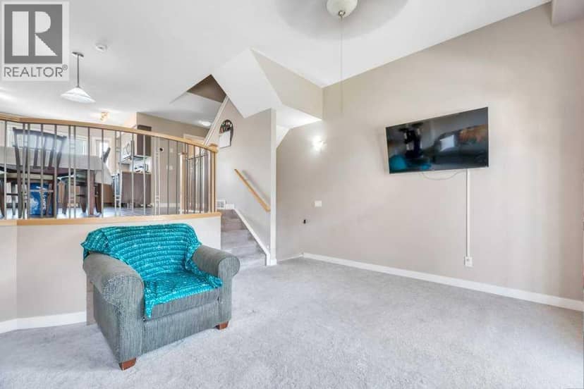 318 Strathcona Circle — photo 9 of 32