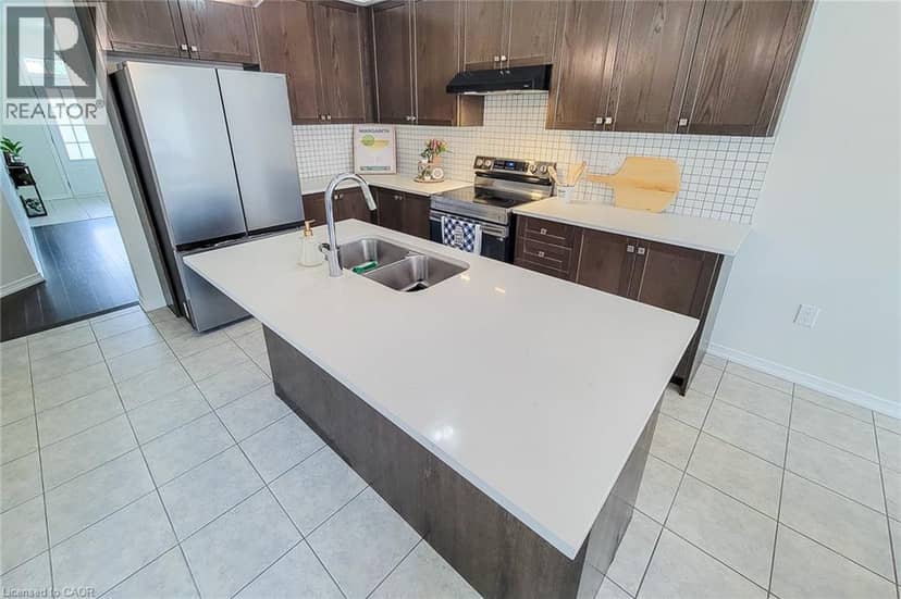 11 ESTHER Crescent — photo 21 of 40