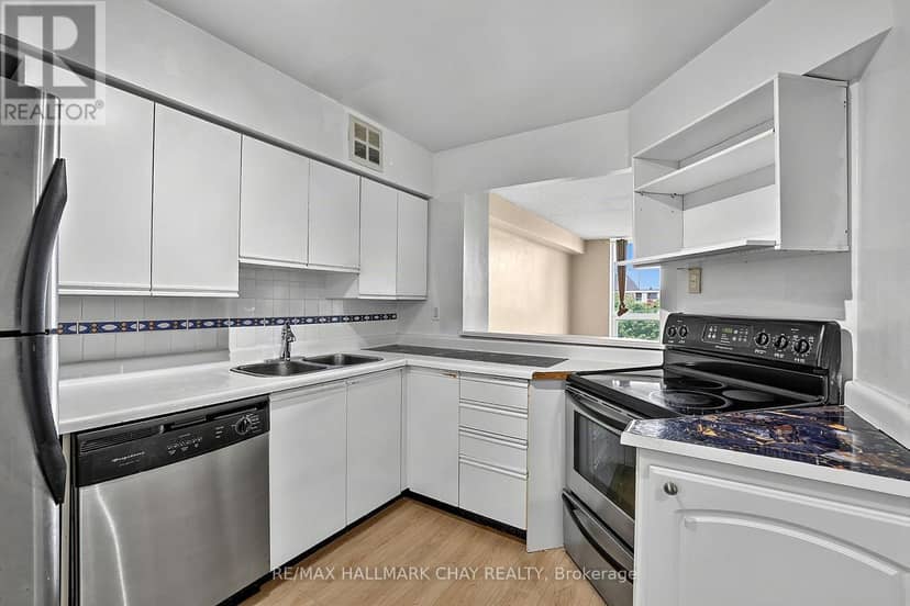 705 - 326 Major Mackenzie Drive E — photo 5 of 22