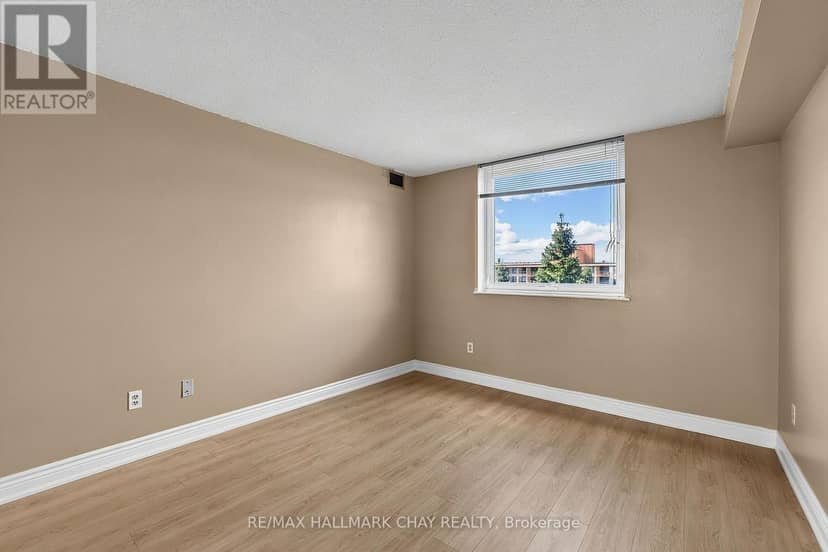 705 - 326 Major Mackenzie Drive E — photo 6 of 22