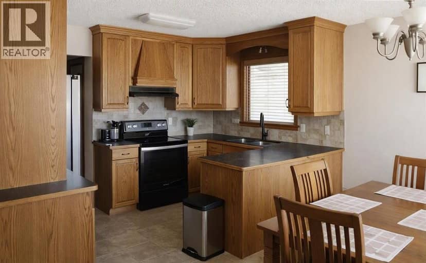 1121 Lakemount Boulevard S, Lethbridge, photo 2